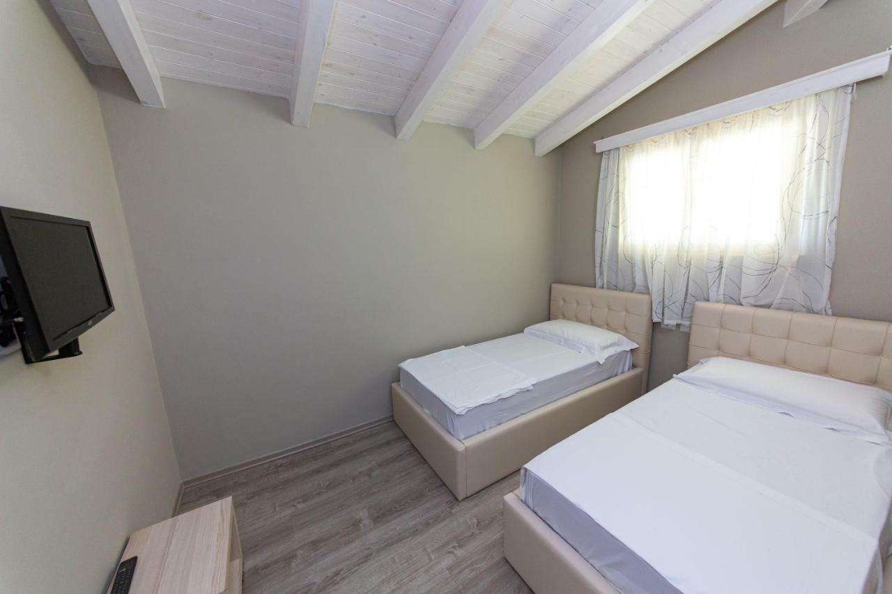 Radhimë Hotel Roi מראה חיצוני תמונה