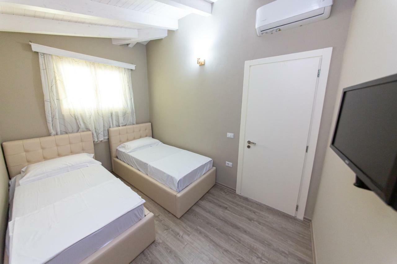 Radhimë Hotel Roi מראה חיצוני תמונה